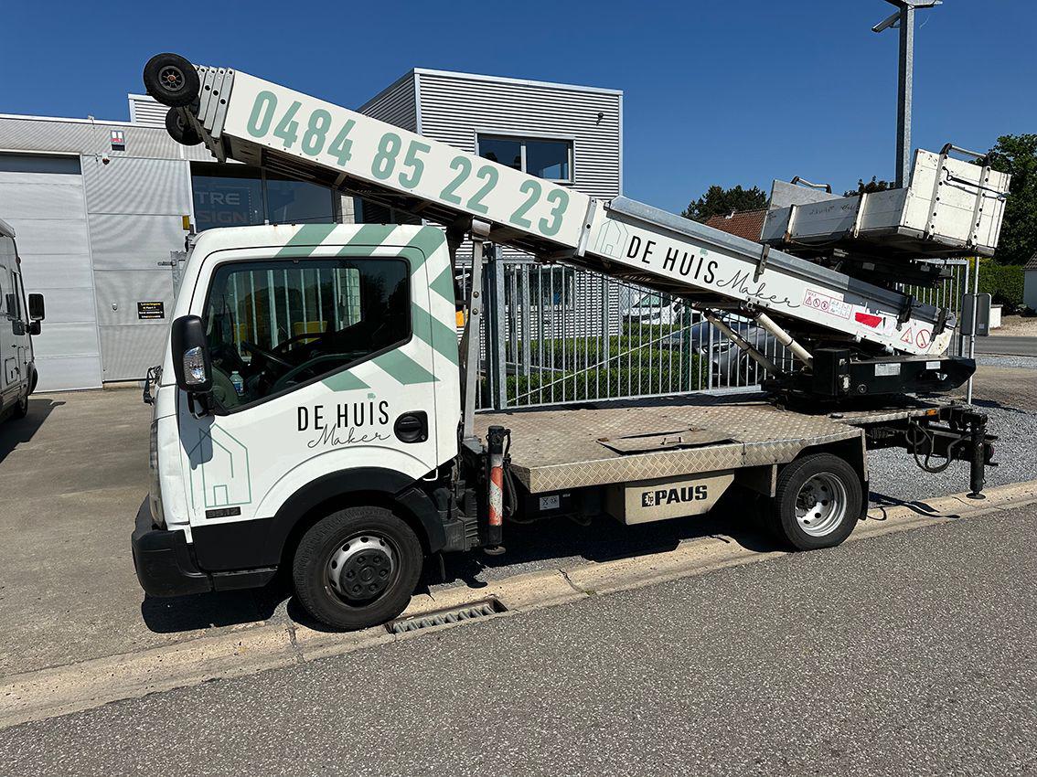 De Huis Maker vrachtwagen met verhuislift